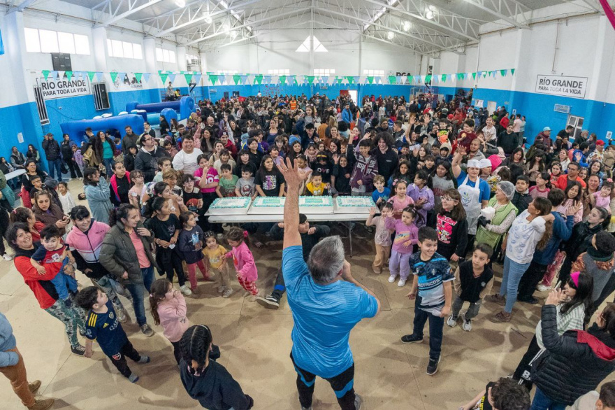 Cientos de niños y niñas de Río Grande celebraron su día en el polideportivo Margalot