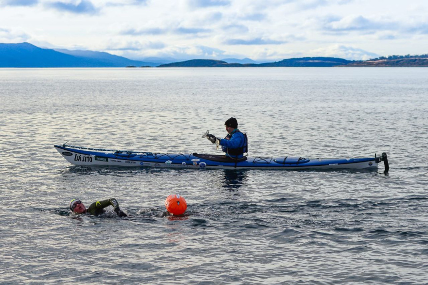 "Ha sido un reto brutal": nadadora española desafió al invierno fueguino para cruzar el Canal Beagle