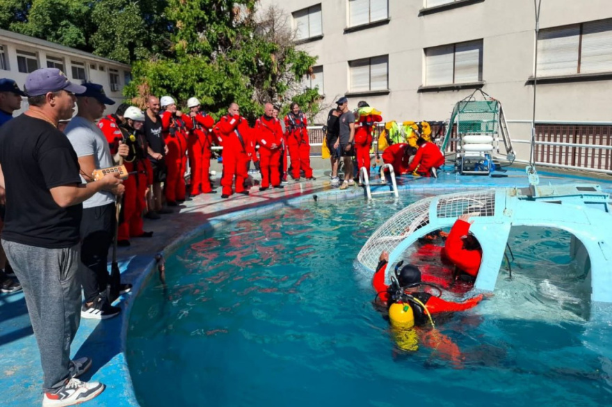 Capacitaron a trabajadores de Hidrocarburos y Ambiente sobre escape de un helicóptero sumergido