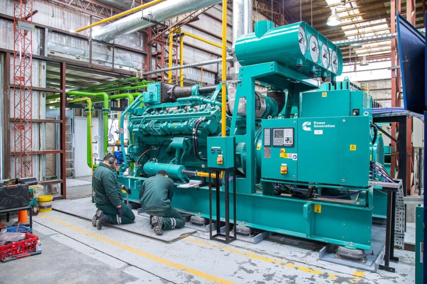 Ejecutan los trabajos finales de calibración en el nuevo generador Cummins 3 de Tolhuin