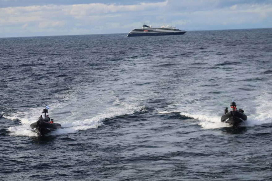 La Armada Argentina evacuó a pasajero de un crucero turístico en el Pasaje de Drake