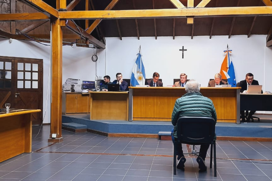 Millonaria estafa con viviendas de ATE en Ushuaia: un nuevo testimonio apuntó contra Carlos CórdobaDirigentes de ATE en el banquillo: el lunes arranca el juicio por la millonaria estafa de las viviendas“La plata era para él”: Arana complicó a Carlos Córdoba en la primera jornada del juicio por las viviendas de ATE