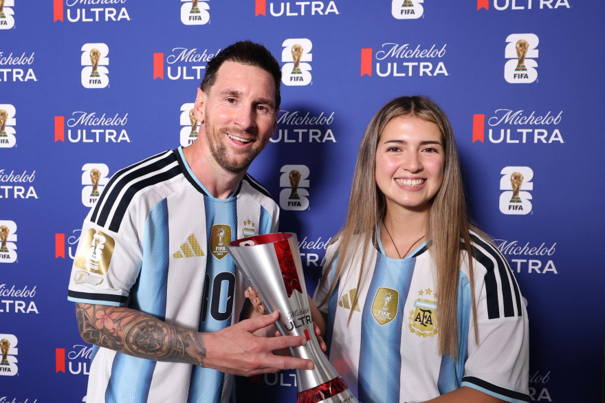 Una influencer fueguina le entregó un trofeo a Messi en Dallas: “El mejor día de mi vida”