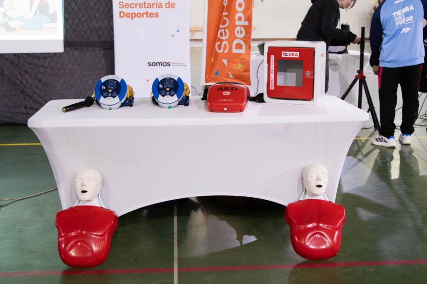 Incorporaron un desfibrilador en la Casa del Deporte de Ushuaia y capacitaron a la comunidad deportiva en RCP