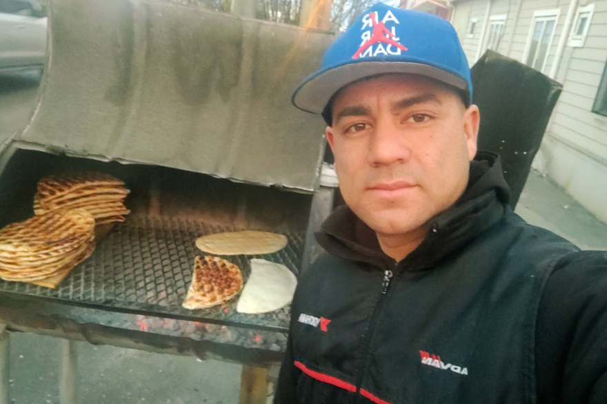 Misael vende tortillas para ganarse la vida, pero también las regala a quienes no tienen trabajo en Río Grande