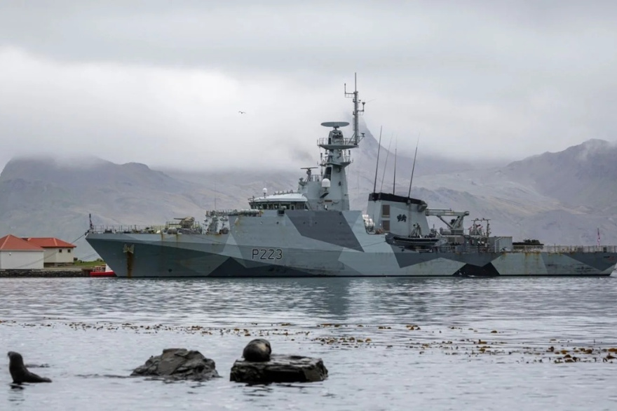 Buque de guerra británico zarpó de Punta Arenas y vuelve a cruzar el Estrecho de MagallanesUn buque de guerra británico cruzó por el Estrecho de Magallanes sin informarlo oficialmenteEl Gobierno fueguino repudió el cruce de un buque de guerra británico por el Estrecho de Magallanes