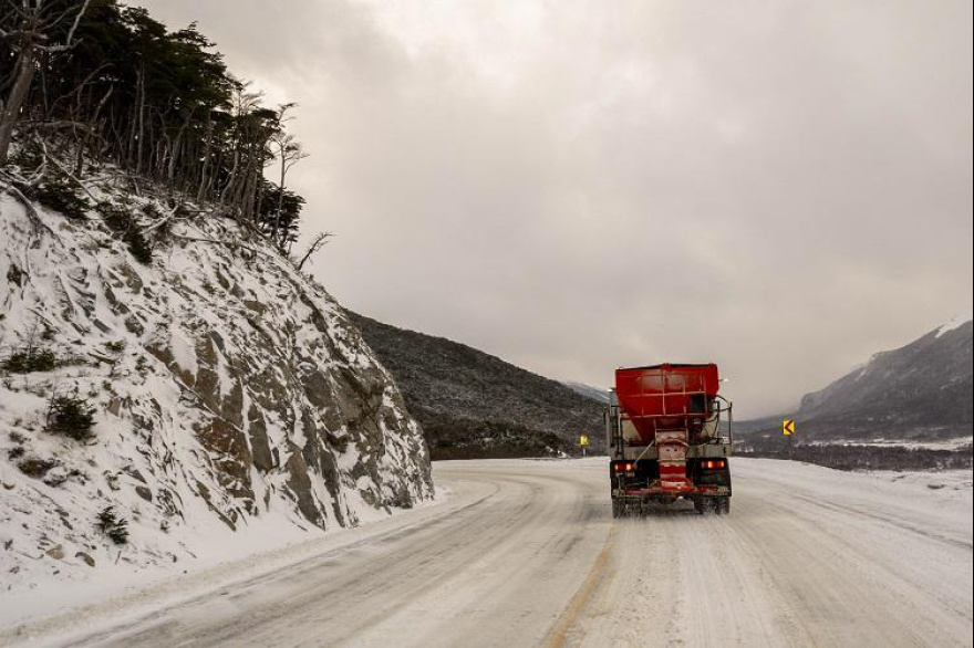 Vialidad Nacional intensifica trabajos de limpieza y despeje de nieve en Tierra del Fuego