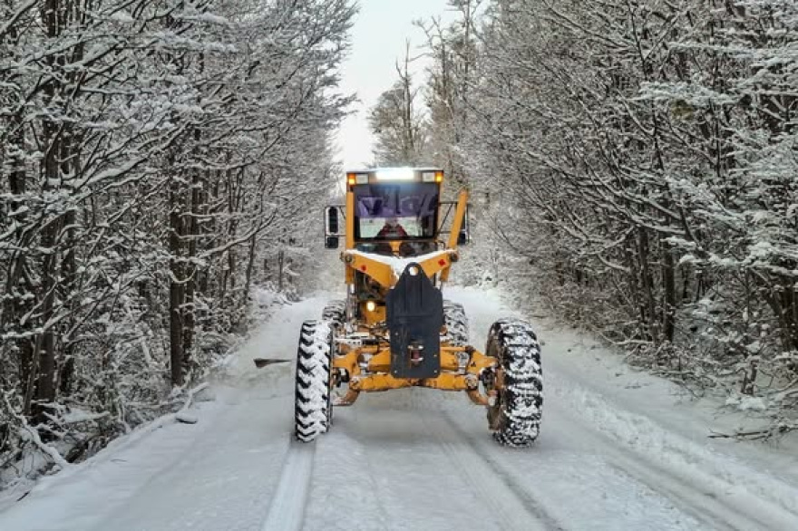 Vialidad Provincial intensifica el despeje de nieve en rutas fueguinas para garantizar la transitabilidad