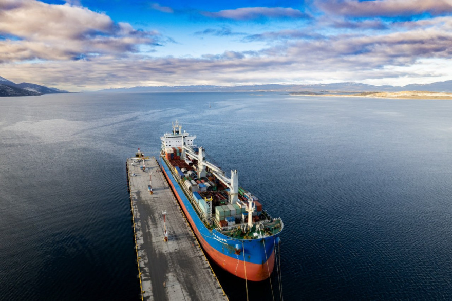 Arribó el buque con más de 6 mil toneladas de equipamiento para la nueva usina de Ushuaia