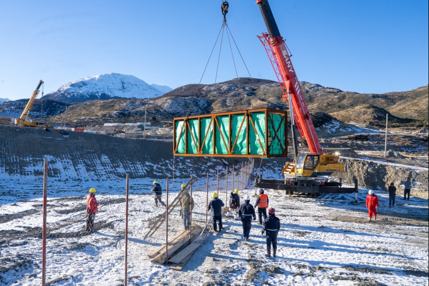 Comenzó el operativo de descarga y transporte del equipamiento de la nueva usina de Ushuaia