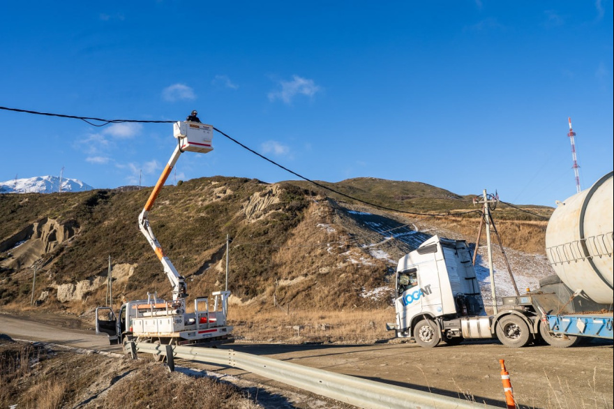 Vialidad Provincial y la DPE participan del operativo de traslado de equipos de la nueva usina en Ushuaia