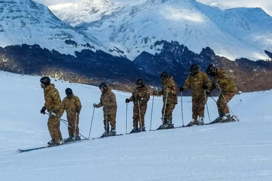Infantes de Marina se adiestran en supervivencia y esquí en los valles de Ushuaia