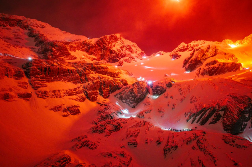 Una postal inolvidable en Ushuaia: más de cien antorchas iluminaron el cerro Martial