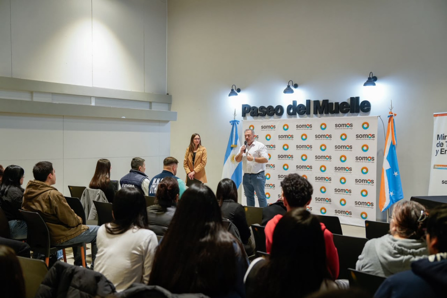 Gobierno entregó certificados de capacitación hotelera y gastronómica en Río Grande