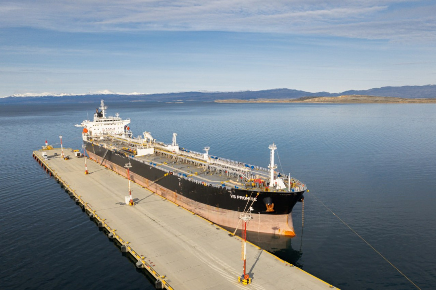 Gobierno repudió la operación de buque petrolero británico en el puerto intervenido de Ushuaia