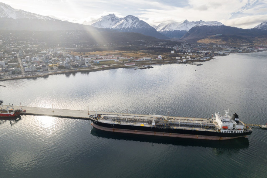 Gobierno fiscaliza la carga de crudo a través de Río Cullen y certifica el origen de la mercadería