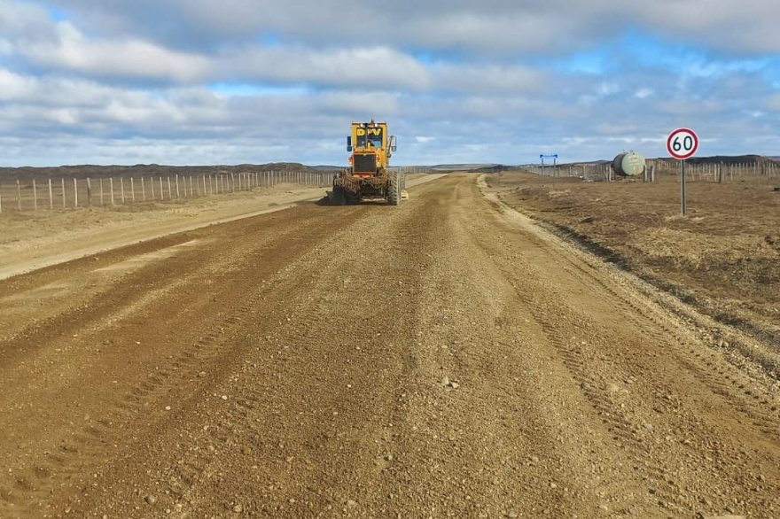 Vialidad provincial trabaja en la Ruta 7 de Río Grande y piden que se deje de arrojar basura