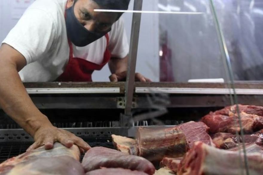 El consumo masivo cayó 4,9% interanual en agosto y encadenó una racha negativa de nueve meses