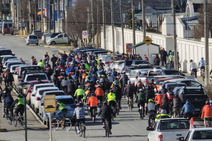 El último adiós a Mariano Coronel: una multitud de ciclistas lo acompañó hasta el cementerio