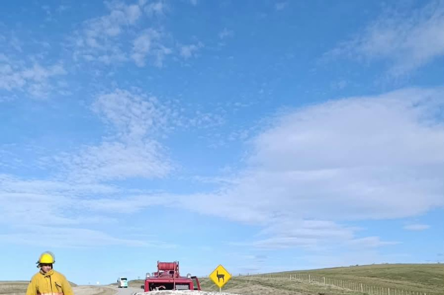 Un auto se incendió sobre la Ruta 3 y sufrió importantes daños