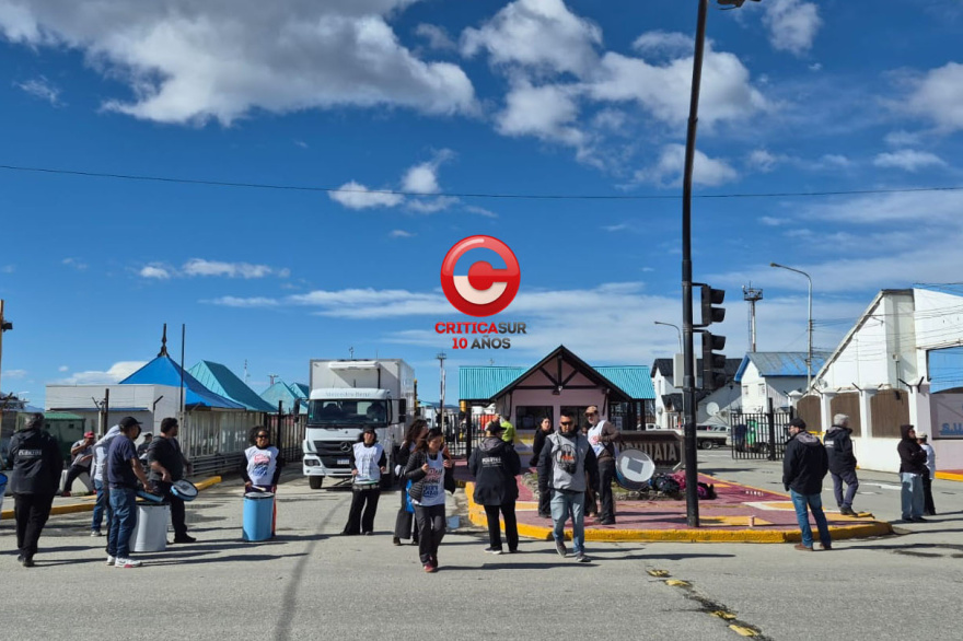 Portuarios recrudecen plan de lucha en el inicio de la temporada de cruceros en UshuaiaPuerto de Ushuaia: revelan qué encontraron los inspectores y cómo fue el trato con los interventores“Debe terminar”: Melella volvió a reclamar el fin de la intervención del puerto de UshuaiaCámaras empresariales rechazaron ‘cortes’ de trabajadores en los accesos al puerto de Ushuaia